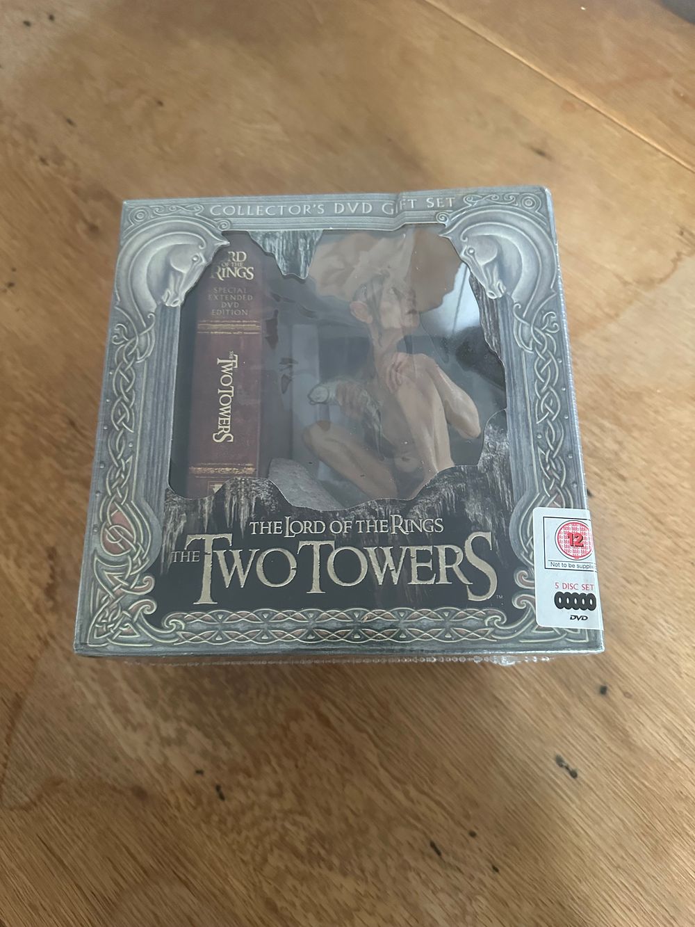 Lot 232: The Lord of the Rings The Two Towers Special Extended DVD Edition Collector's Gift Set