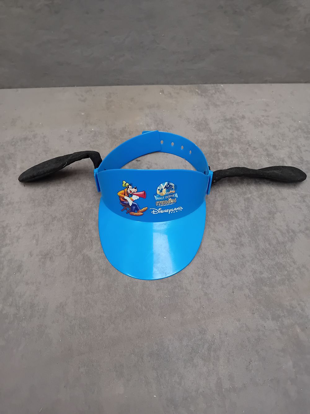 Lot 235: Disneyland Paris Walt Disney Studios Goofy Novelty Plastic Visor