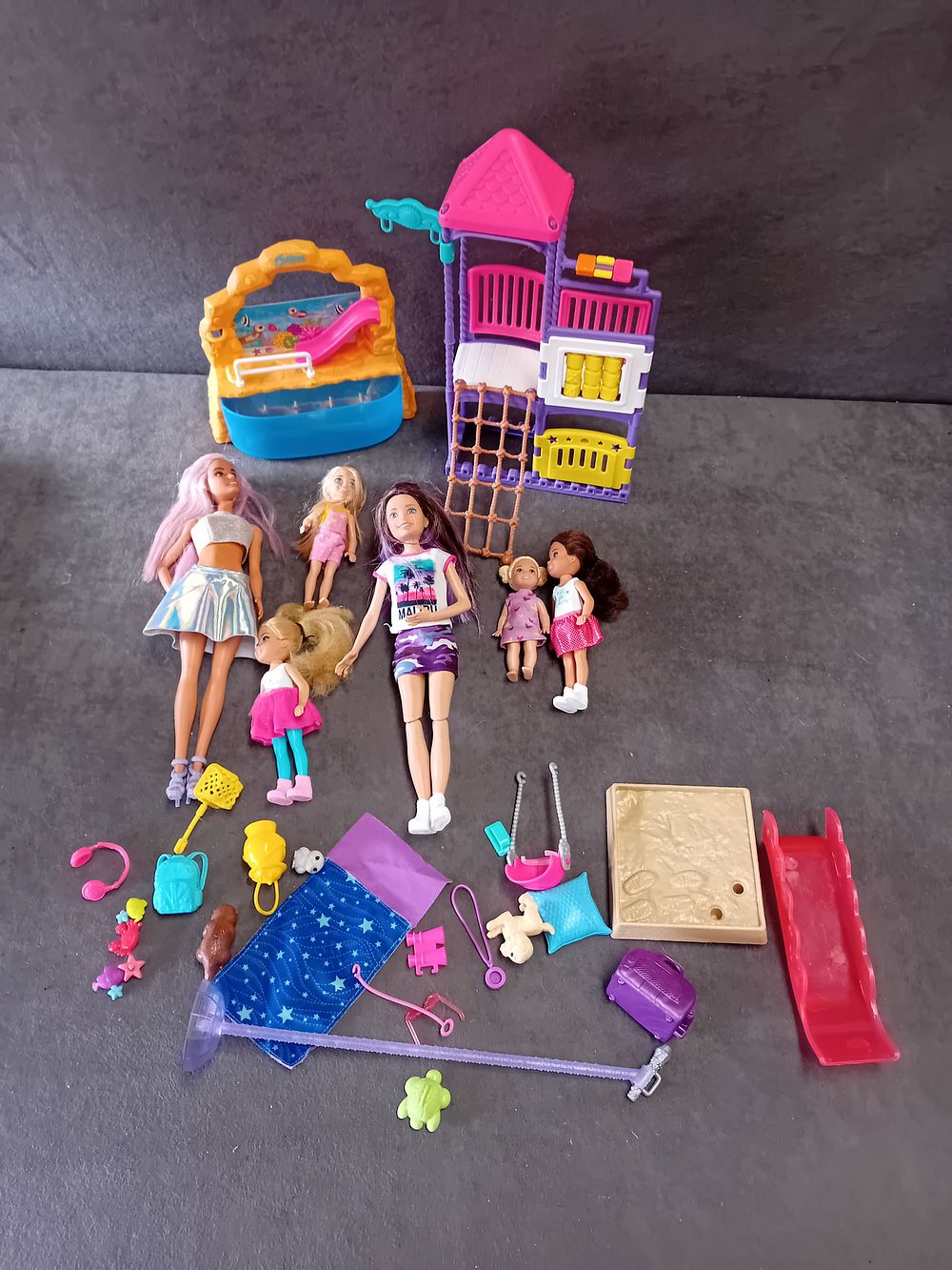 Lot 245: A COLLECTION OF BARBIE SKIPPER BABYSITTERS INC DOLLS AND PLAYSETS