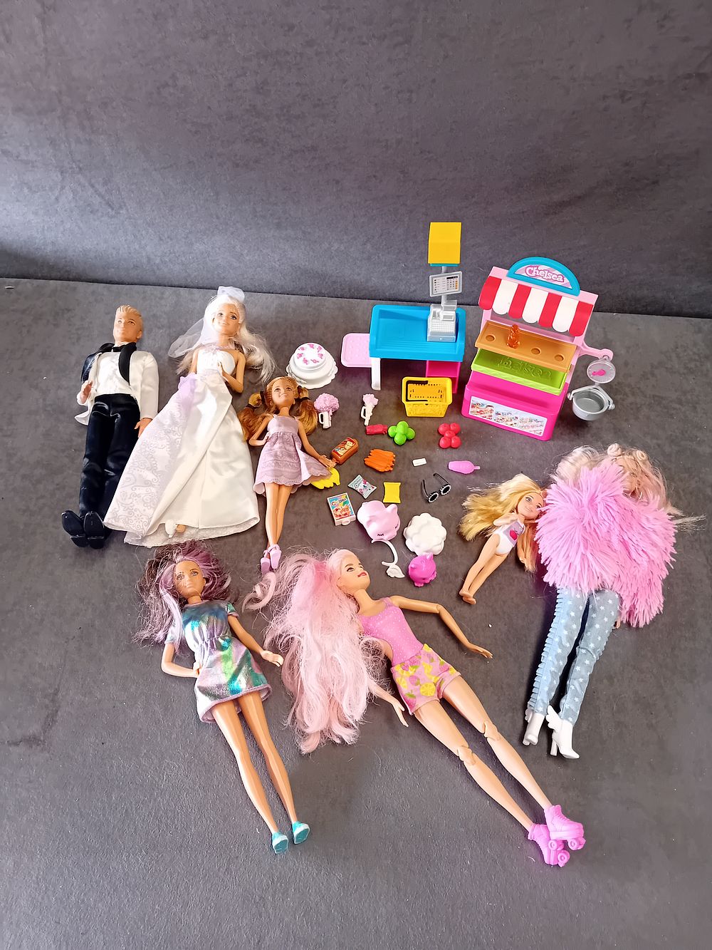 Lot 246: A COLLECTION OF BARBIE DOLLS AND CHELSEA GROCERY PLAYSET