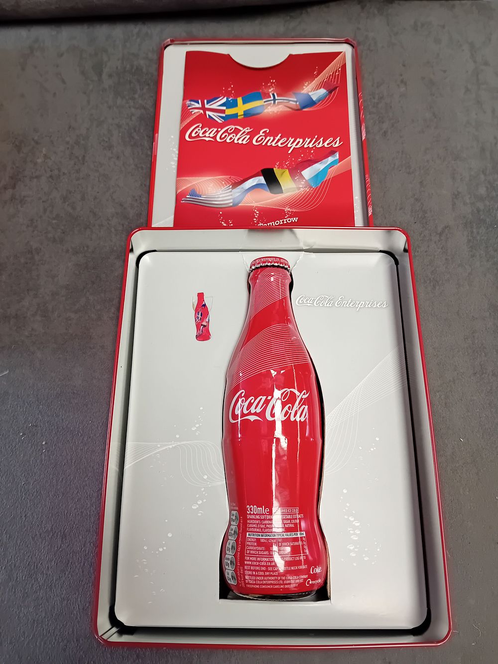 Lot 492: COCA-COLA ENTERPRISES SHAPING TOMORROW TOGETHER PRESENTATION TIN SET