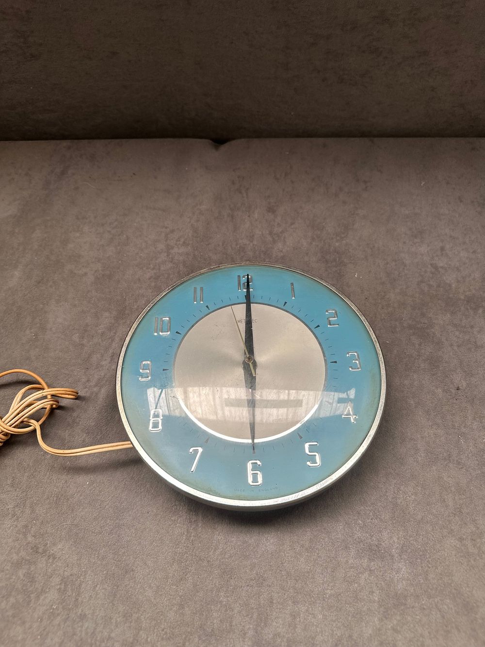 Lot 671: Metamec Mid-Century Modern Electric Wall Clock