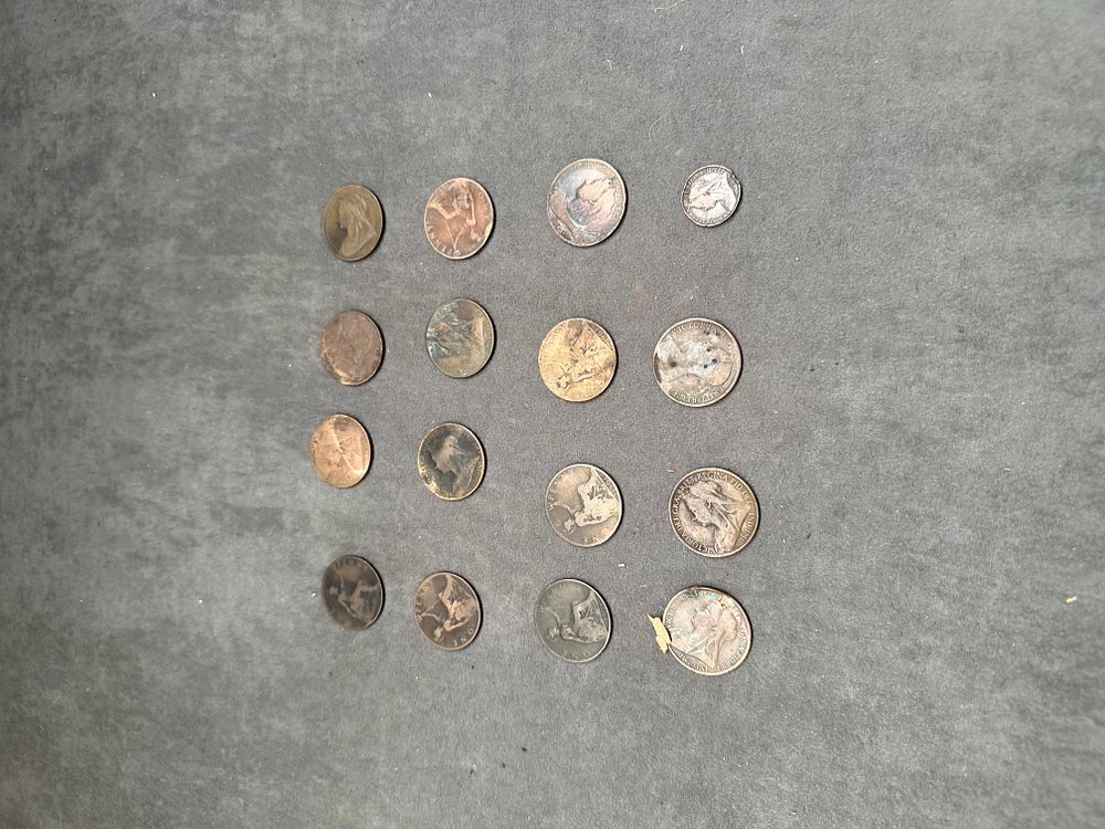 Lot 385: A Collection of UK Victoria Bronze Coins