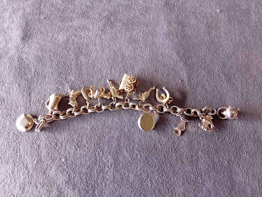 Lot 685: GOLD-TONED WESTERN MOTIF CHARM BRACELET