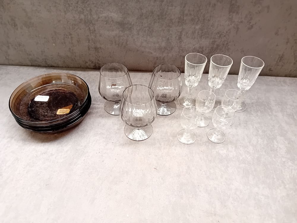 Lot 748: Large mixed lot of Glassware containing 4 x...