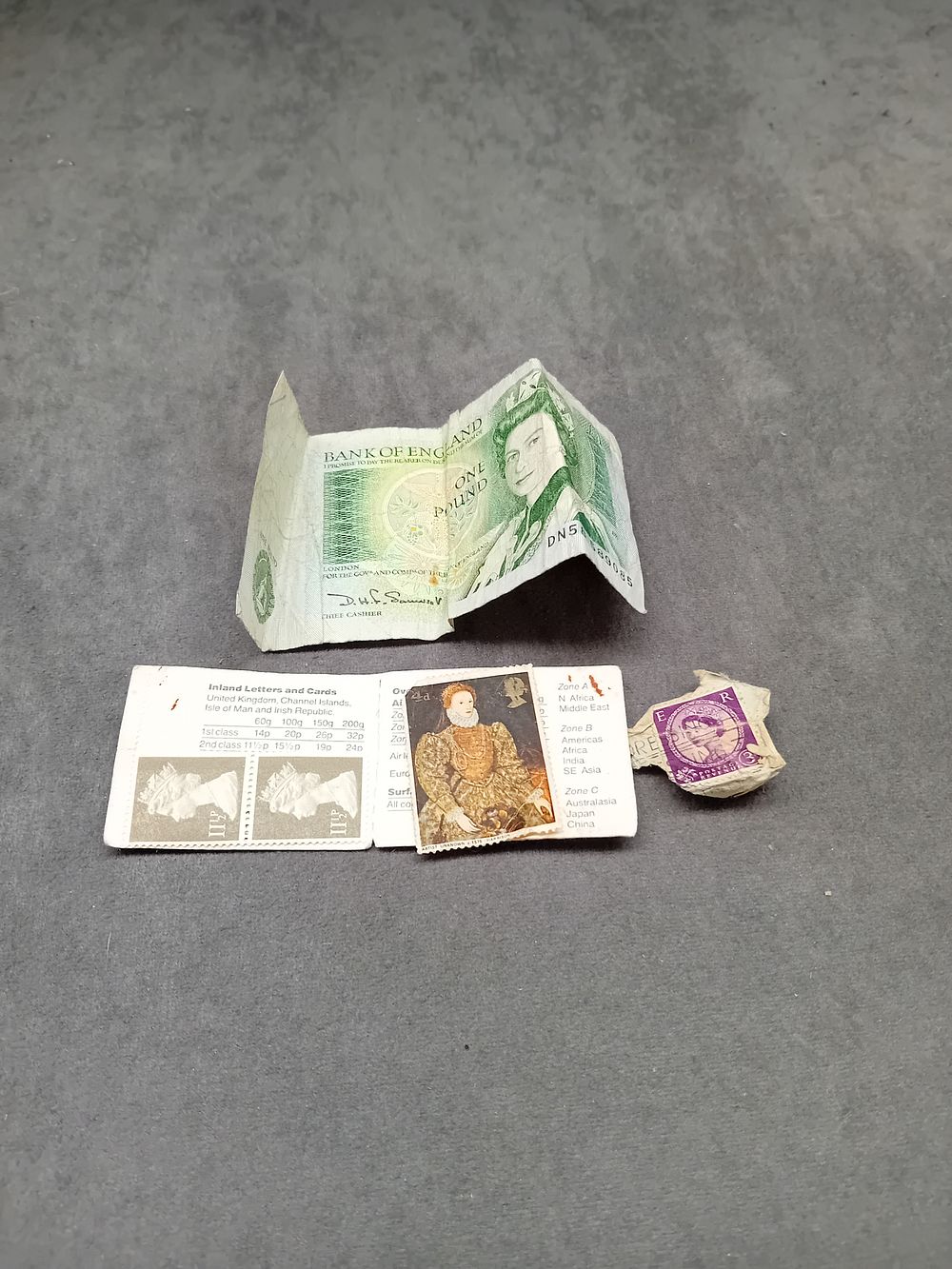 Lot 755: Mixed lot containing 1 £1 note and 4...