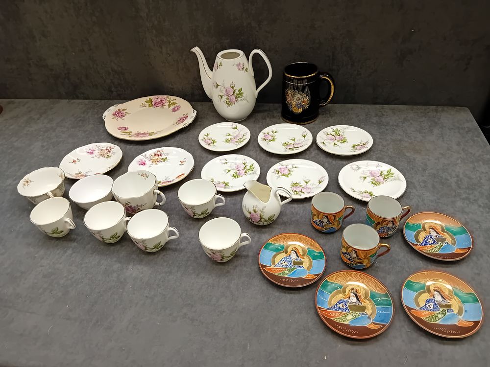 Lot 861: Large mixed lot of chinaware containing 27 items
