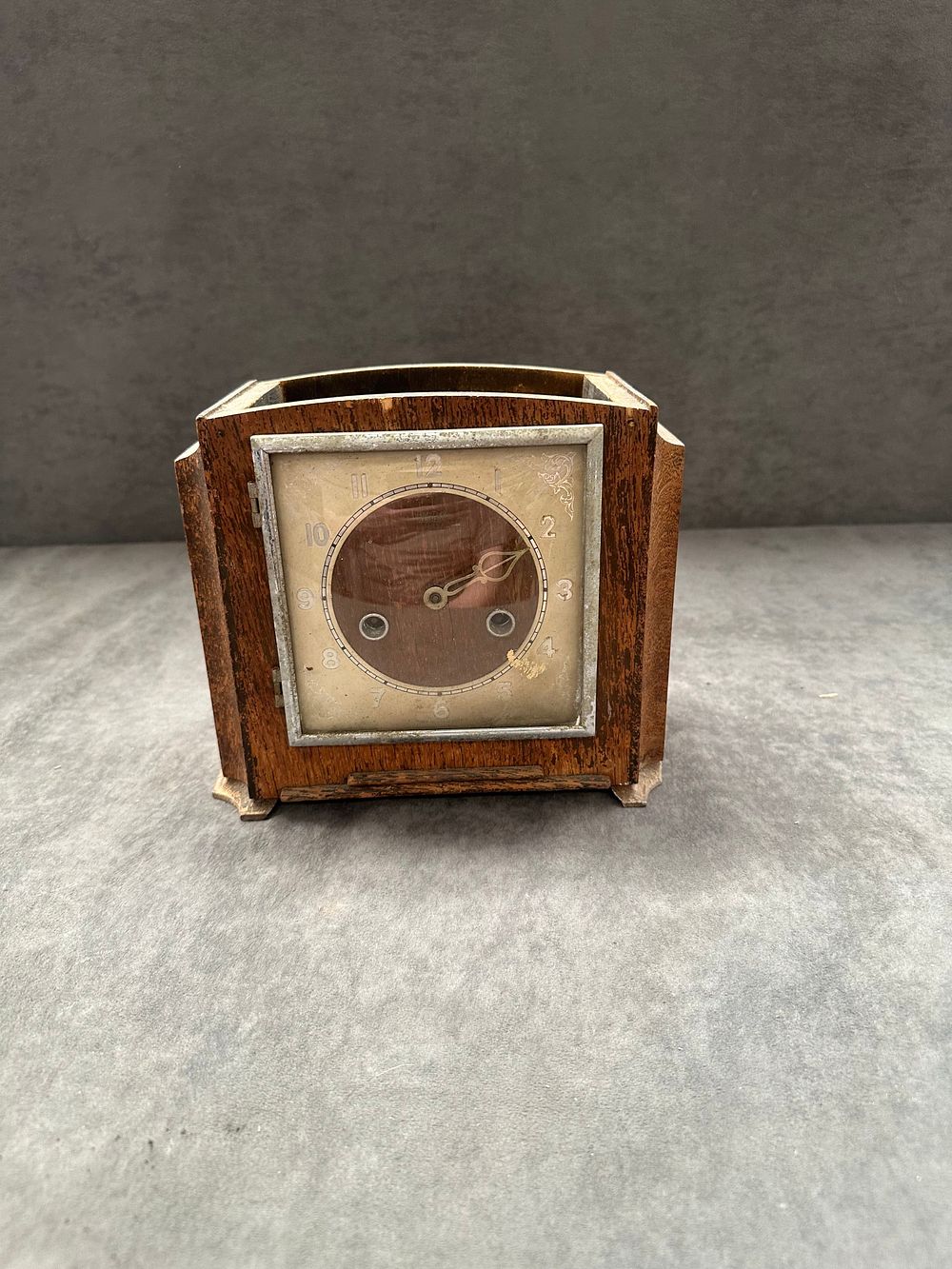 Lot 507: An Art Deco Smiths Wooden 8-Day Mantel Clock