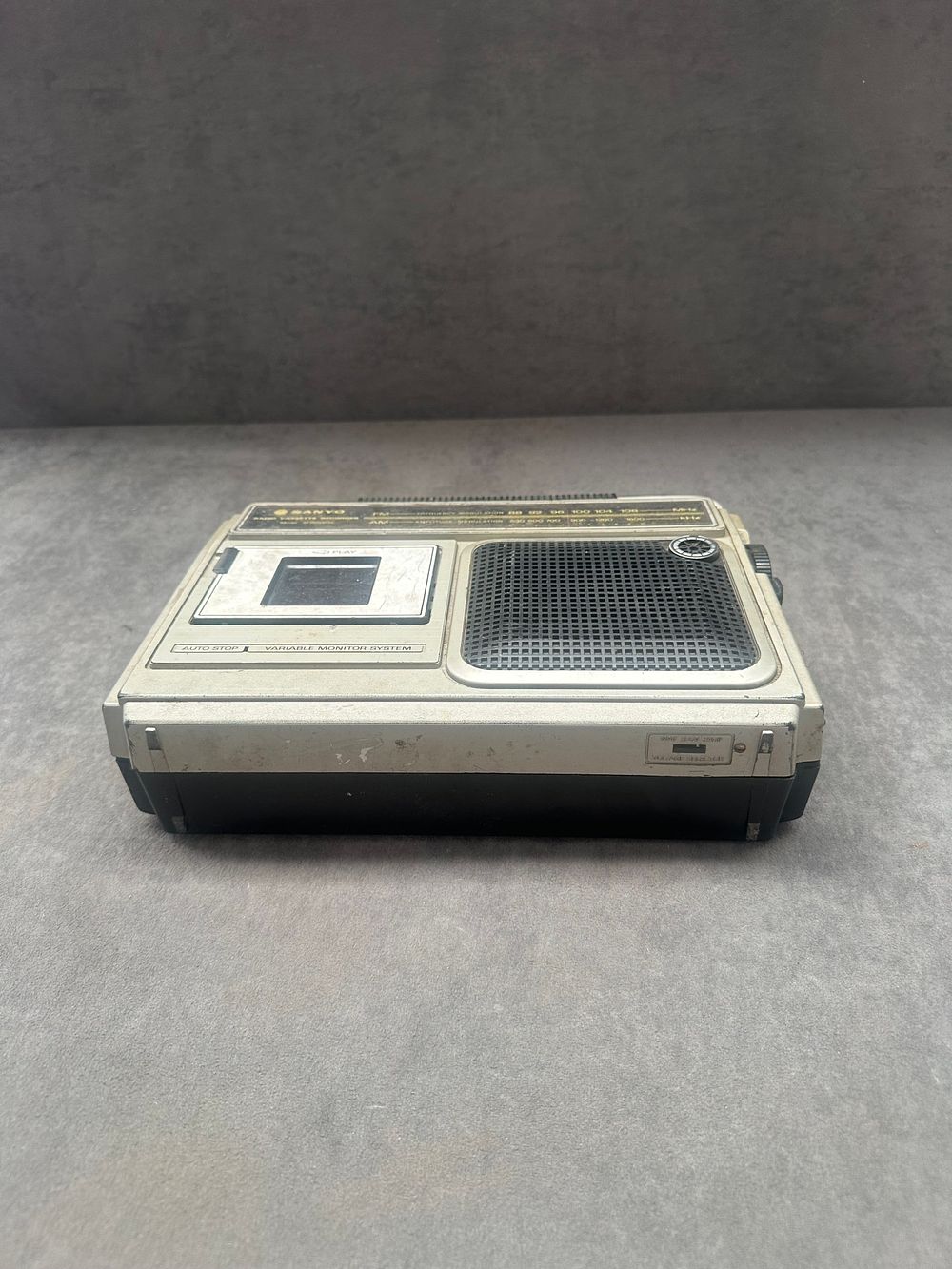 Lot 518: Vintage Sanyo Model M2560-2F Radio Cassette Recorder