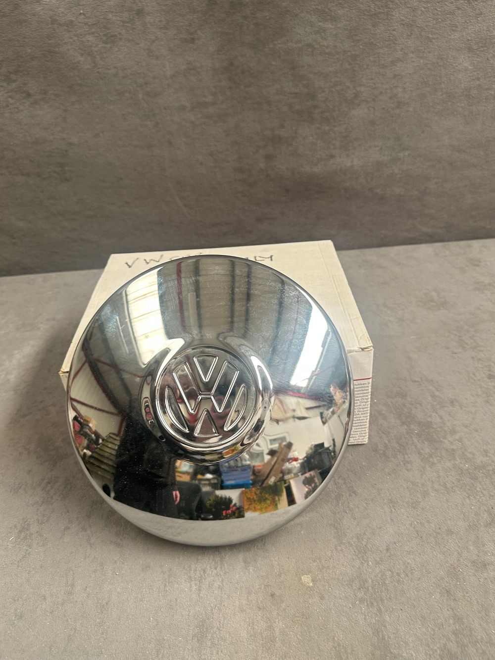 Lot 522: 4 x New Old Stock Volkswagen Chrome Hubcap Part No. 211 601 151 A