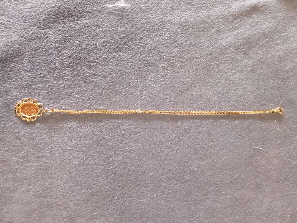 Lot 561: GOLD TONE FINE CHAIN NECKLACE WITH ORNATE COIN PENDANT