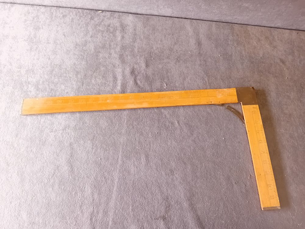 Lot 562: WOODEN L-SHAPED TAILOR'S SQUARE WITH METAL REINFORCEMENTS