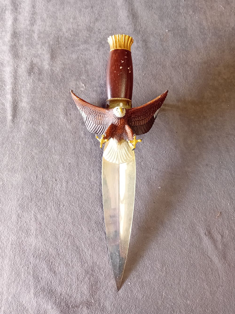 Lot 564: DECORATIVE BALD EAGLE HILT DAGGER