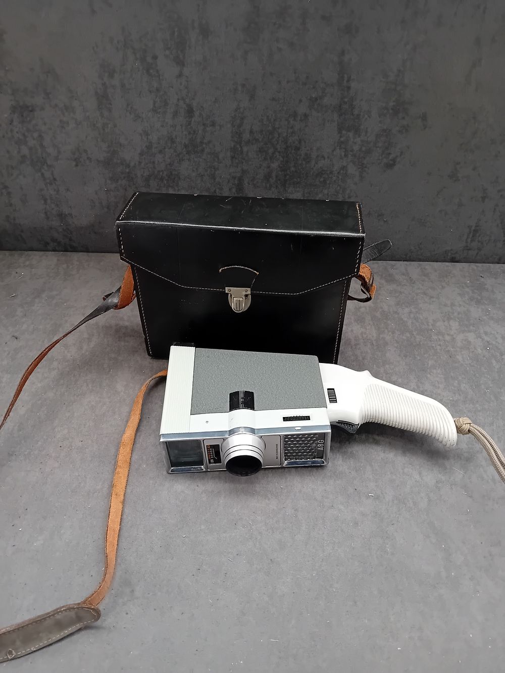 Lot 582: A Vintage Meopta A8G 8mm Movie Camera with Original Carrying Case, Made in Czechoslovakia