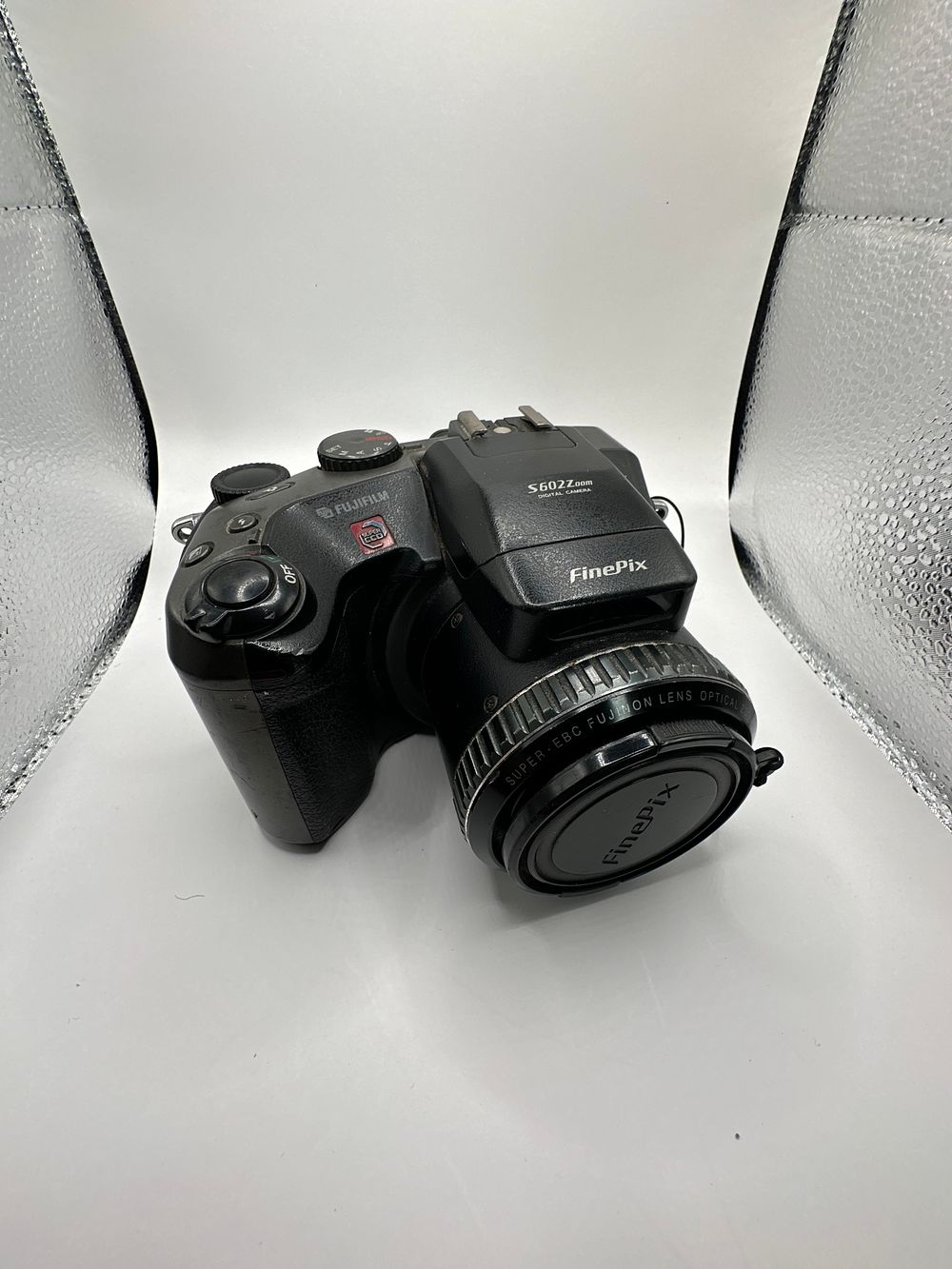 Lot 624: Fujifilm FinePix S602 6x Zoom number 26L08615