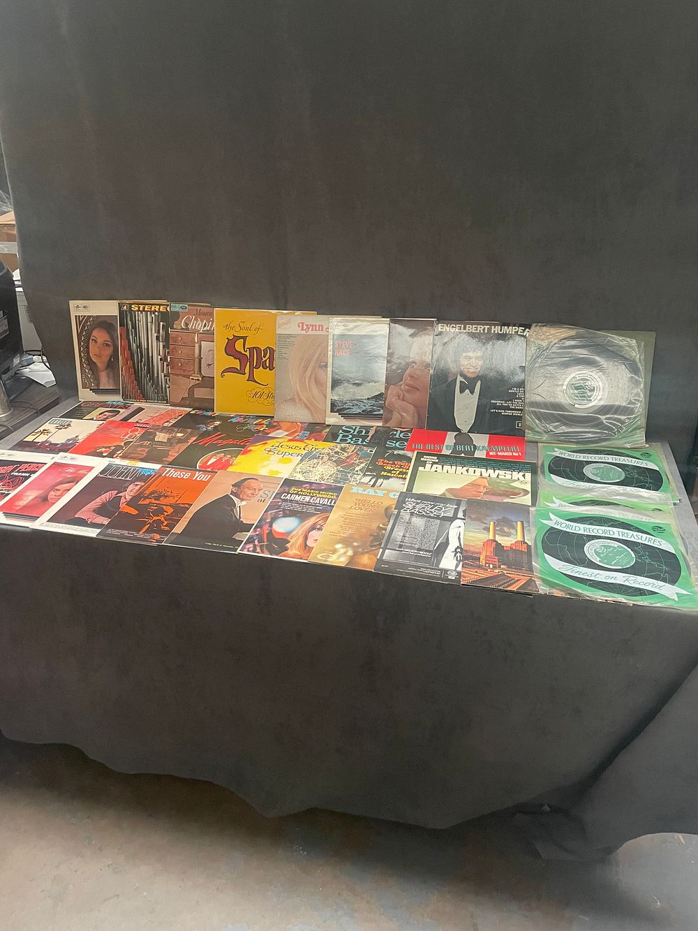 Lot 703: A large selection of vinyls 33 1/3 rpm 