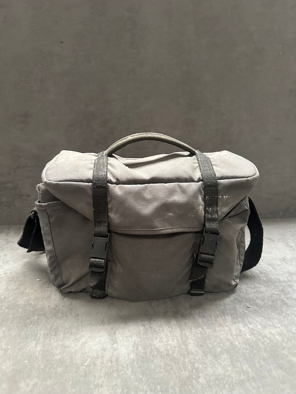 Lot 343: A Sony CCD-V200E Video 8 camcorder and a padded canvas carrying bag