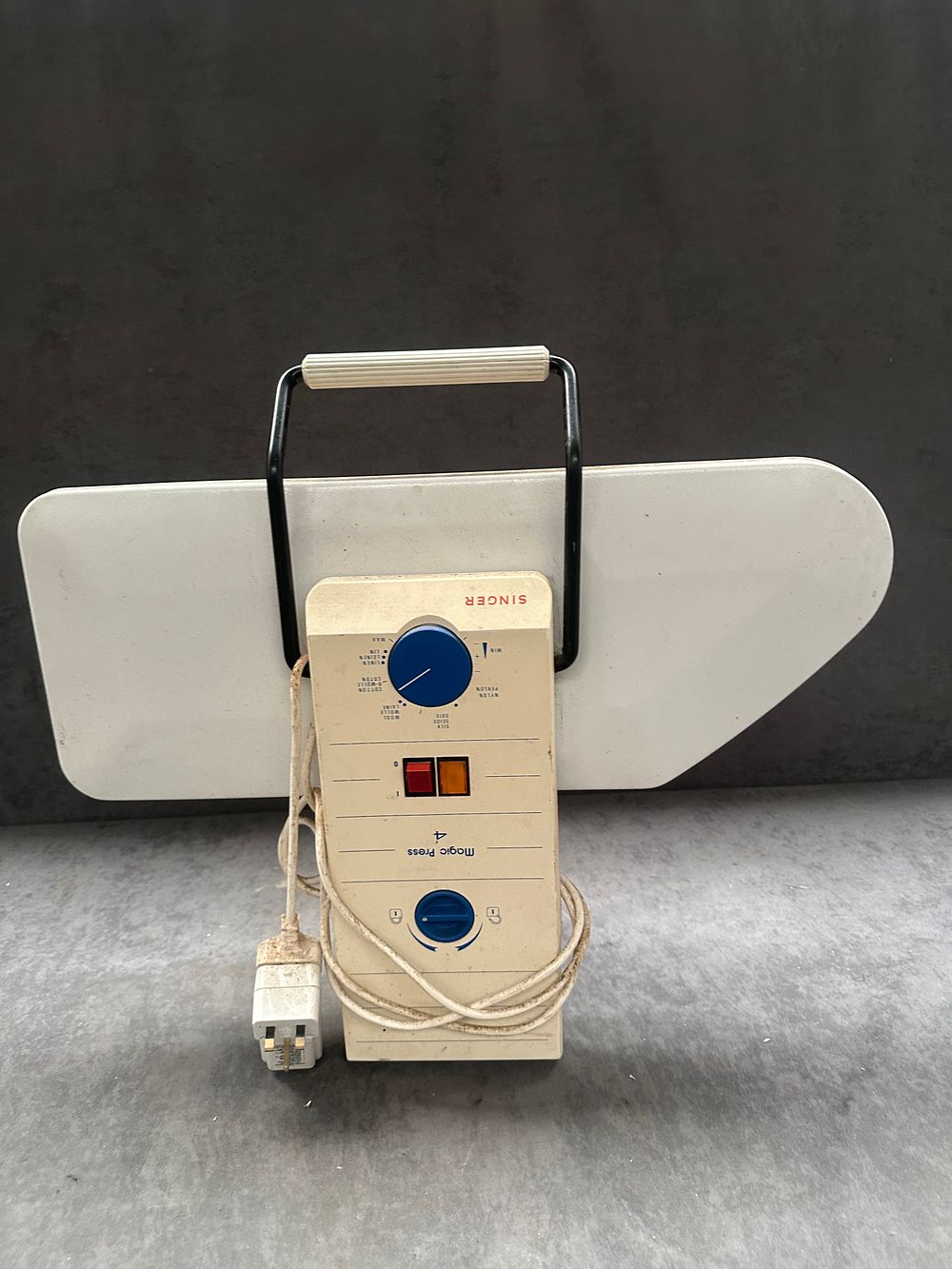 Lot 353: Singer Magic Press 4 Electric Ironing Press