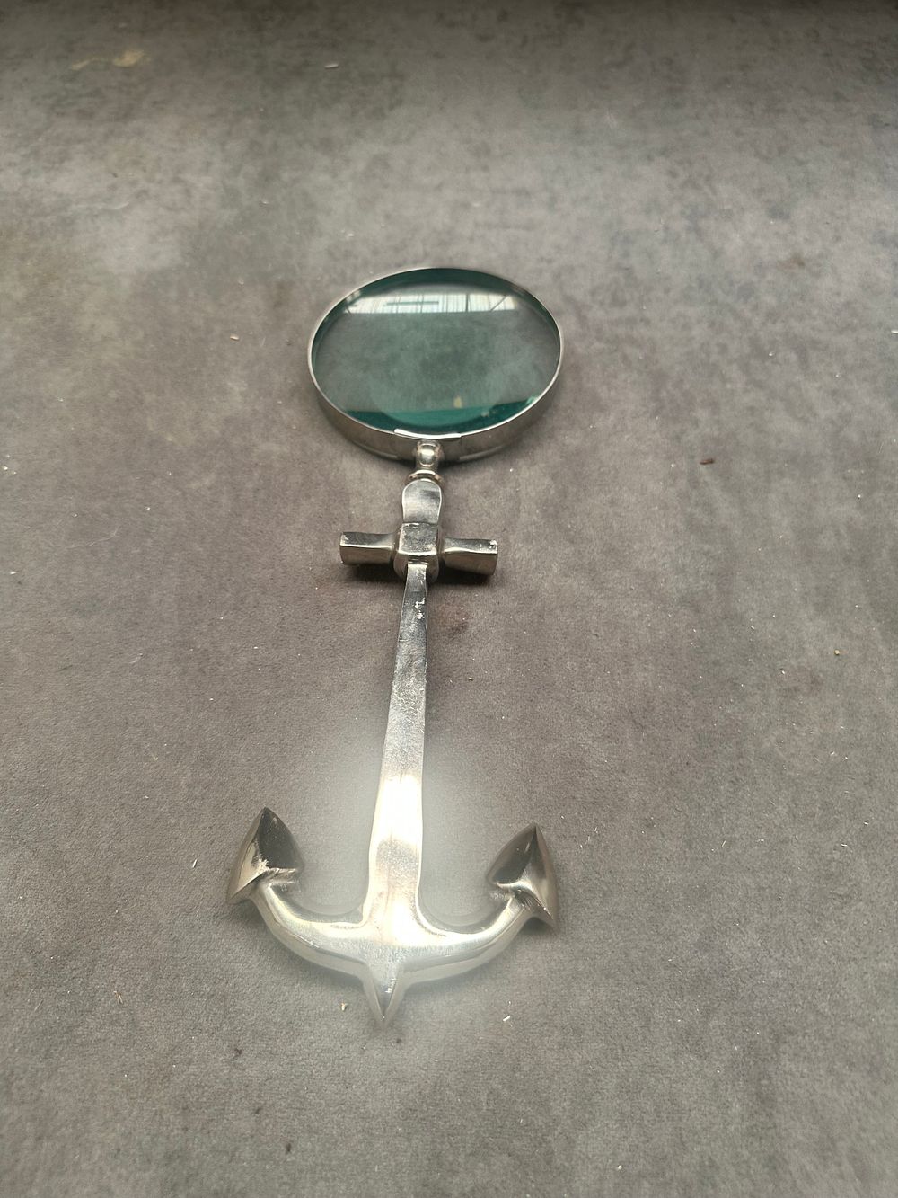 Lot 473: A Polished Metal Nautical Anchor Handheld Magnifying Glass