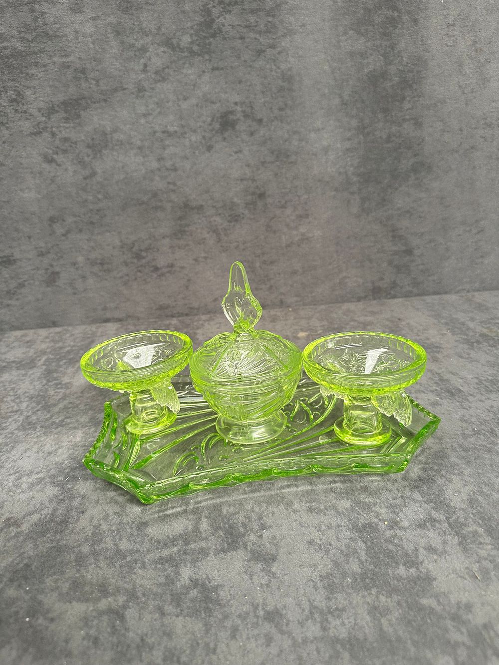 Lot 423: A Group of Art Deco Green Uranium Glass Dressing Table Items