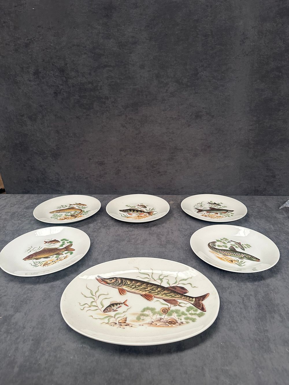 Lot 440: A Set of Six Polychrome Ceramic Fish Plates and Platter