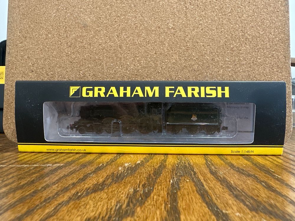 Lot 193: Graham Farish N Gauge Castle Class 5041 Tiverton Castle Steam Locomotive and Tender