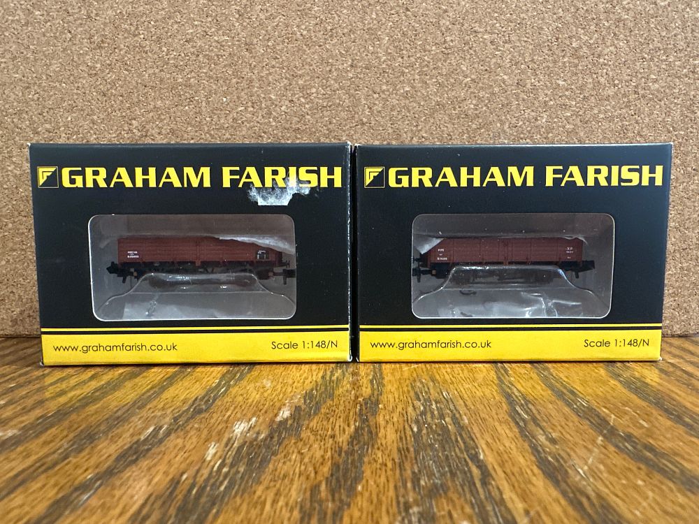 Lot 197: A Pair of Graham Farish N Gauge 12 Ton Pipe Wagons in BR Bauxite Livery