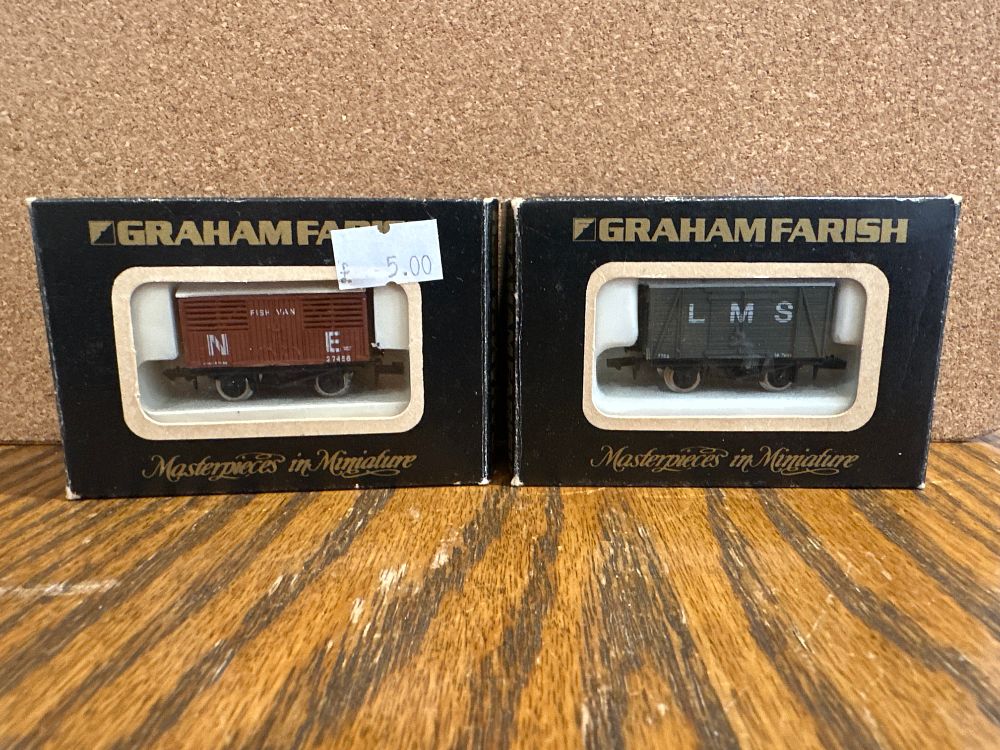 Lot 198: A Pair of Graham Farish N Gauge Model Railway Wagons in Original Boxes