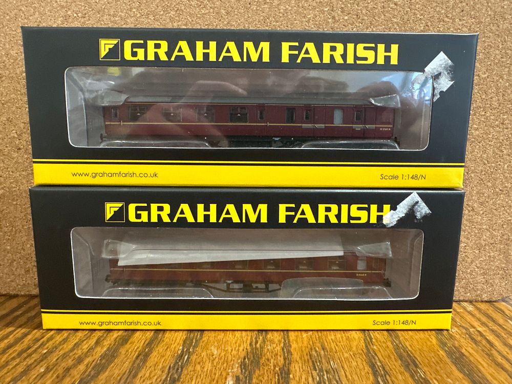 Lot 201: A Pair of Graham Farish N Gauge Stanier Coaches in BR Maroon Livery