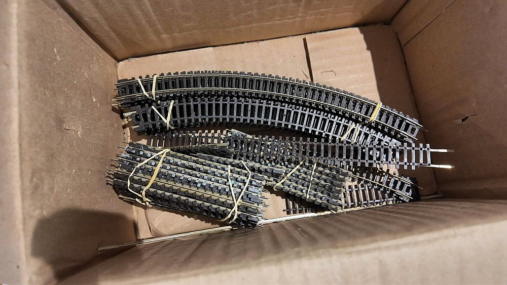 Lot 222: An Assortment of N Gauge Model Railway Track Sections