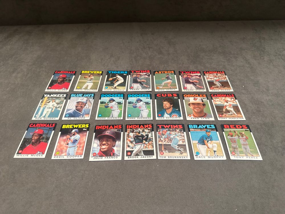 Lot 275: A Collection of Twenty-One 1985 Topps and O-Pee-Chee Baseball Trading Cards including Hall of Famers and Rookies