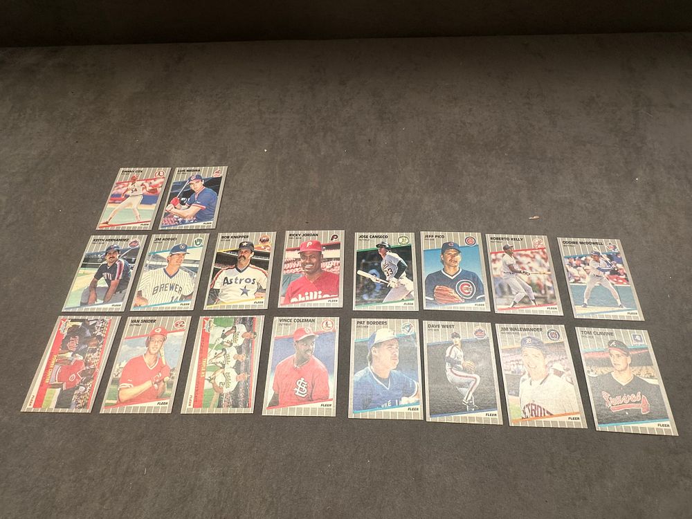 Lot 280: A Collection of 18 1989 Fleer Baseball Trading Cards including Tom Glavine