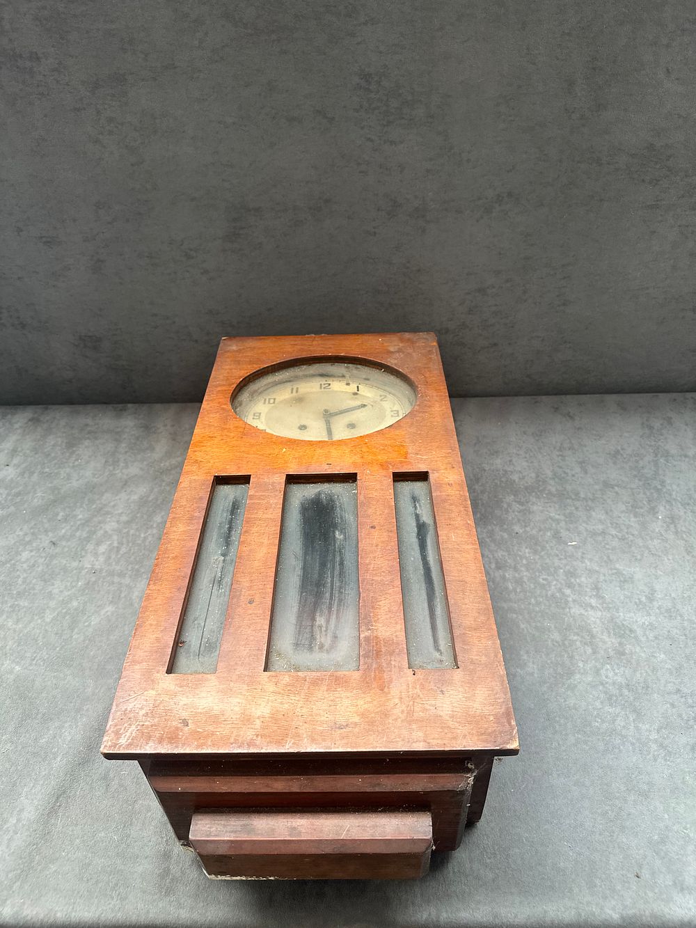 Lot 585: An Art Deco Oak-Cased Wall Clock, Made in England, 1930s