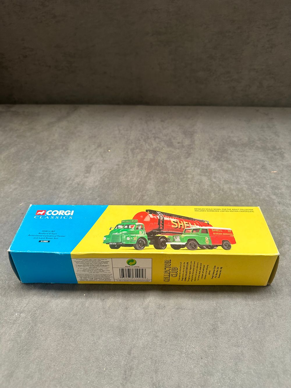 Lot 73: Corgi Classics 31005 Shell/BP Bedford S Type Articulated Cylindrical Tanker and Land Rover Set
