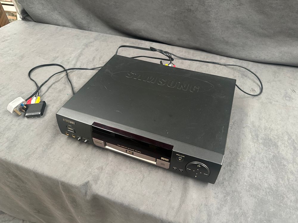 Lot 371: Samsung DVD-807K DVD/Video-CD/CD Player with Karaoke Function