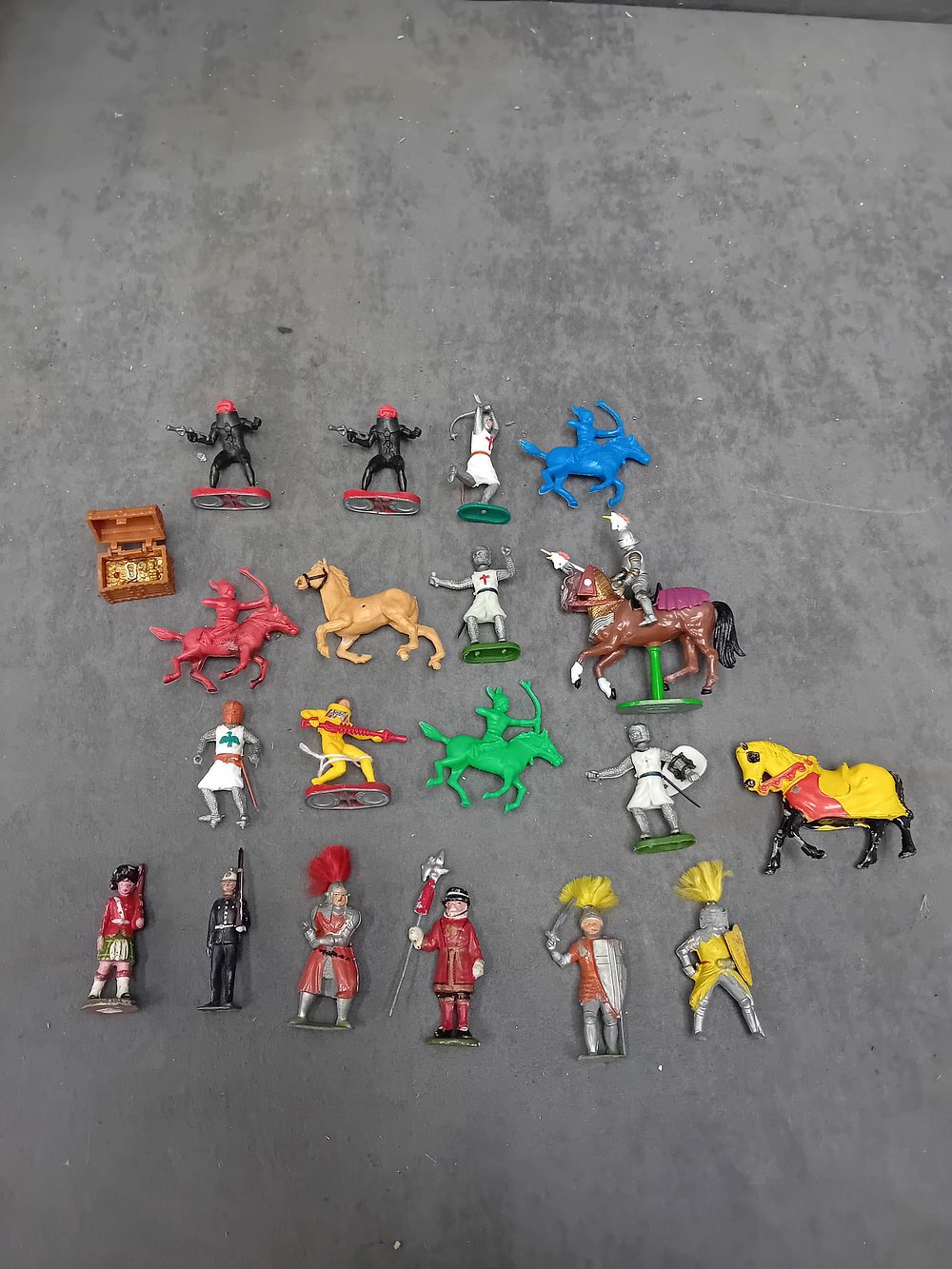 Lot 325: A Collection of 19 Vintage Plastic Toy Figures and Accessories Including Knights and Military Soldiers