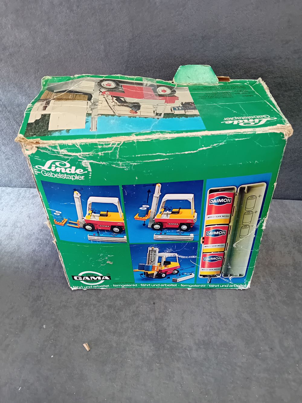 Lot 326: GAMA LINDE REMOTE CONTROLLED TOY FORKLIFT SET WITH BOX