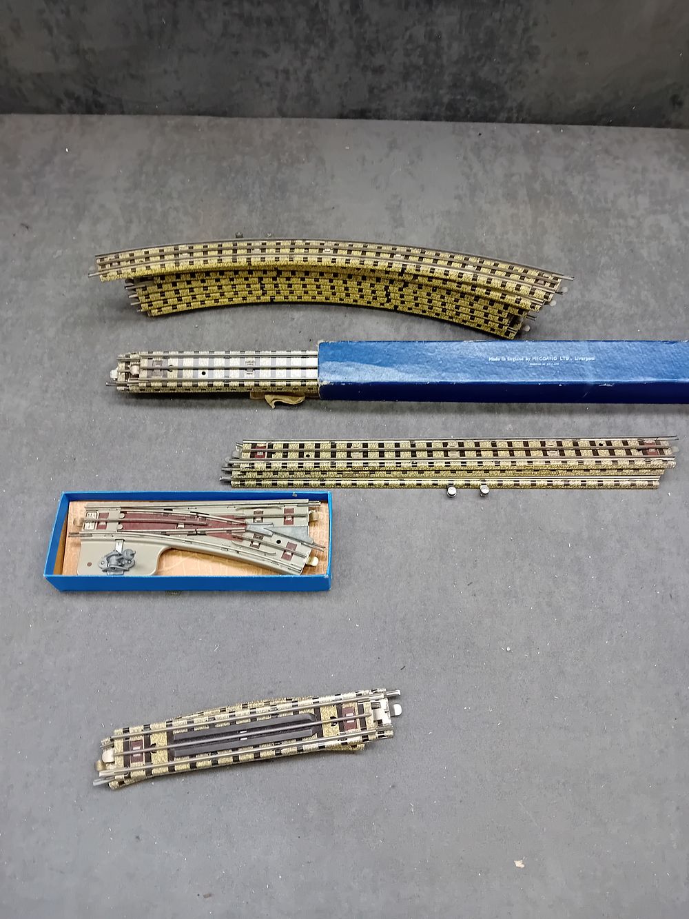 Lot 328: A Collection of 21 Hornby Dublo 3 Rail Model Railway Track Components