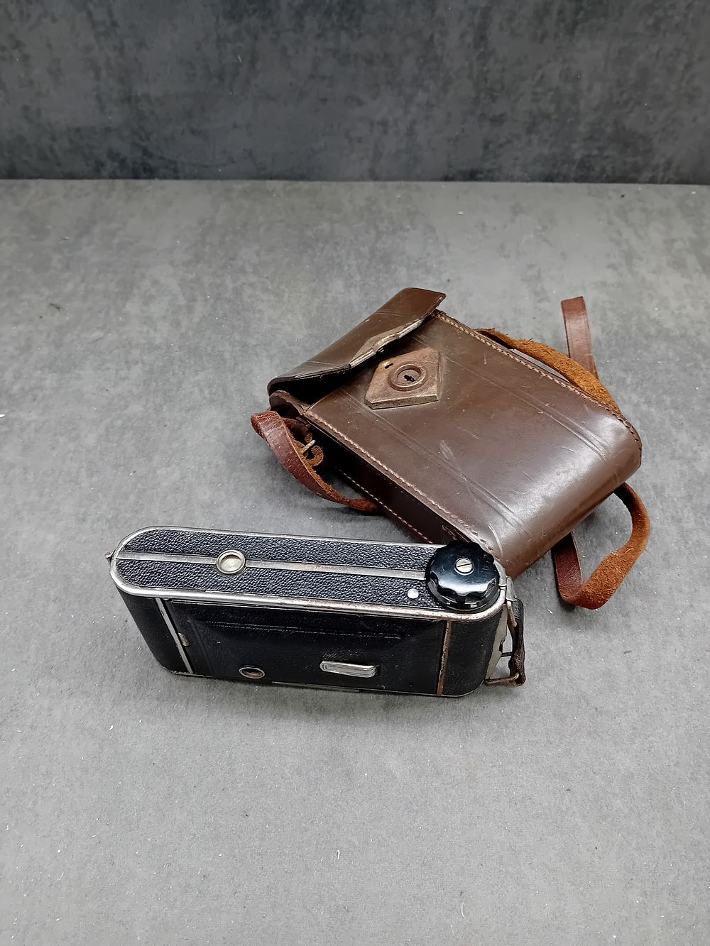 Lot 389: A J. H. L. Motor Dresden Folding Camera with Unbranded Leather Carrying Case