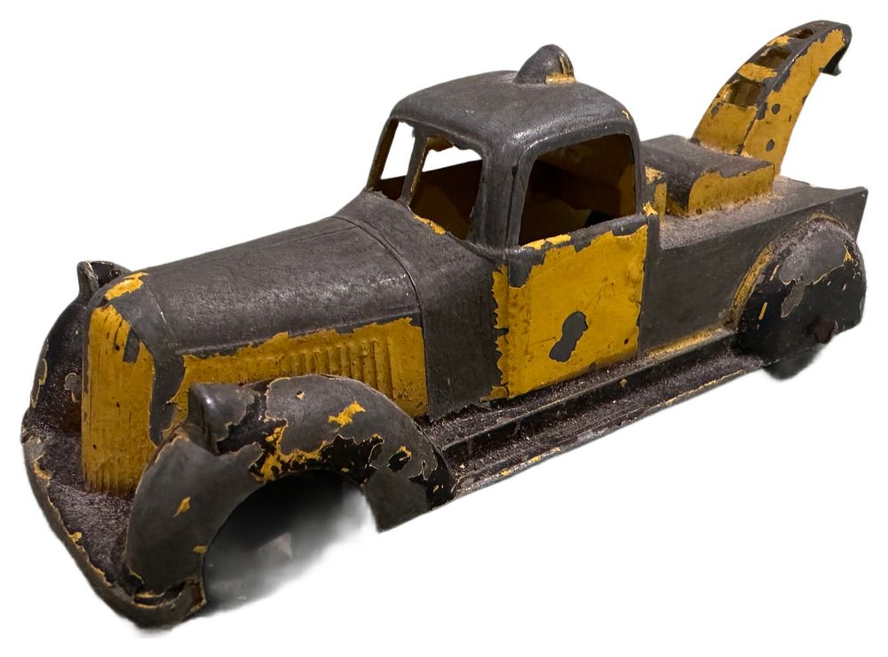 Lot 169: Vintage Cast Iron Streamlined Tow Truck Toy