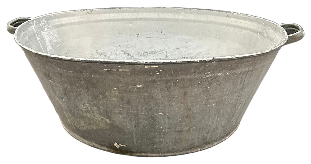 Lot 16: A Vintage Galvanised Steel Oval Wash Tub
