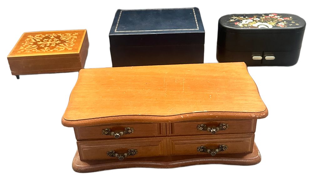Lot 637: A Group of Vintage Musical and Decorative Jewellery Boxes