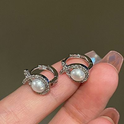 Cross-over fishtail pearl earrings. Cross-tail pearl earrings 5-6mm natural freshwater pearls