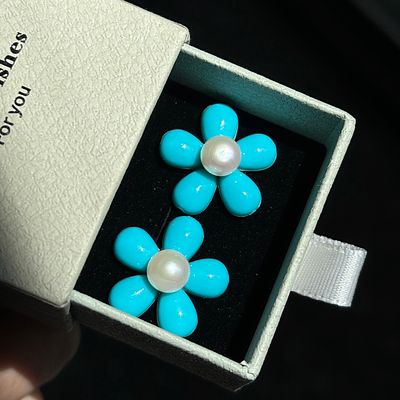 Five-petal turquoise pearl earrings are smart and playful, exquisite and cute, full of