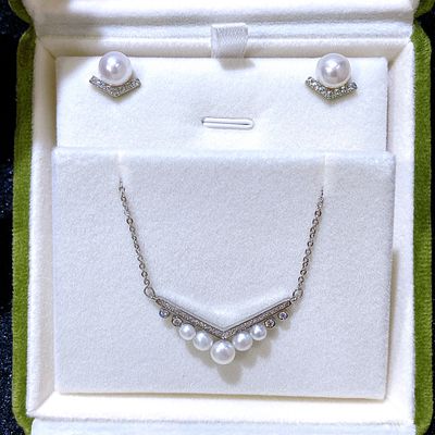 V-shaped smile necklace and pearl earrings. V-shaped smile necklace pearl earrings 14k gold with