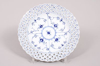 Large plate with pierced rim, Royal Copenhagen, Denmark, "Musselmalet" pattern, manufactured 