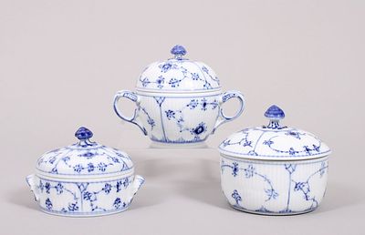 Three assorted lidded boxes, Royal Copenhagen, circa 1967/69, "Musselmalet ribbed" 