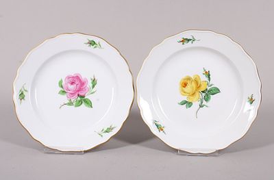 Pair of (wall) plates, Meissen, "New Cut" shape, "Red and Yellow Rose" decoration, 20th century 