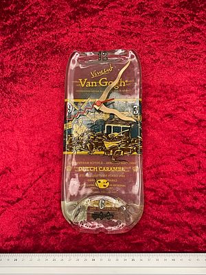 “Van Gogh” שעון מבקבו. שעון קיר דקורטיבי העשוי מבקבוק זכוכית ממוחזר של Van Gogh Dutch Caramel. 