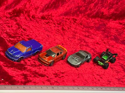 Hot Wheels סט מכוניות אספנות. סט של ארבע מכוניות מיניאטוריות ובאגי של Hot Wheels בסגנונות 